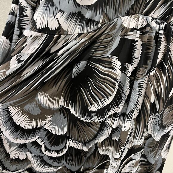 Tiana B V-neck long sleeve knee length plus size dress size 1X - Picture 6 of 14